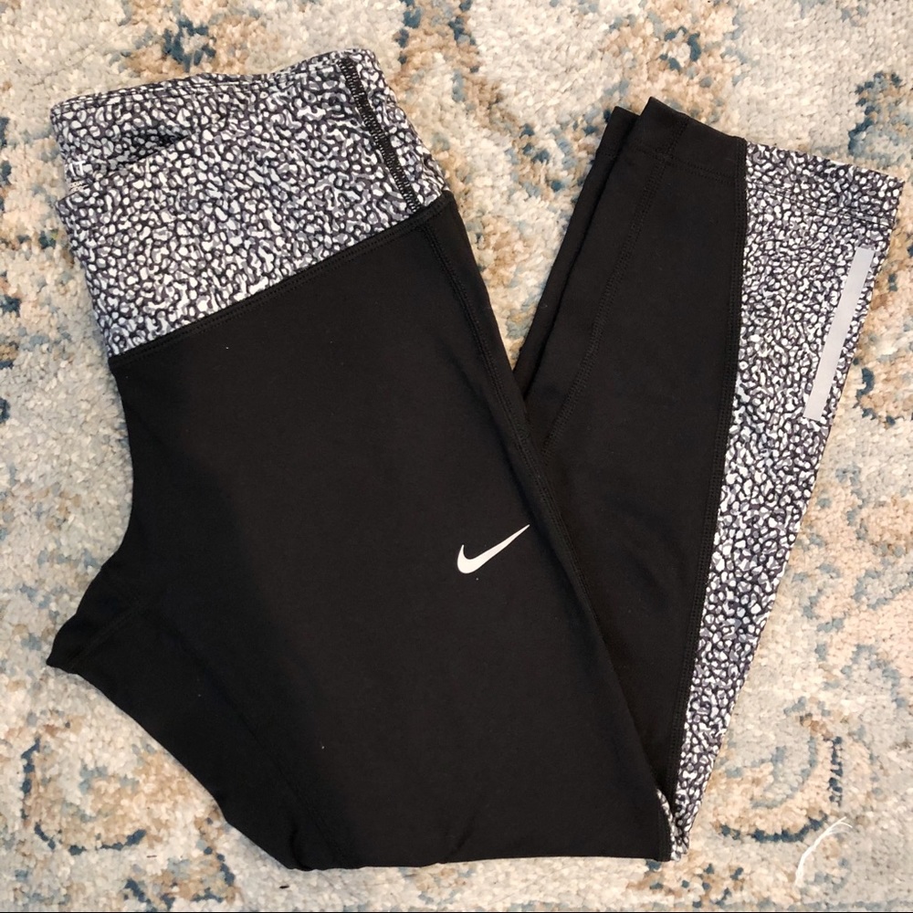 Nike Cropped Fit Leggings